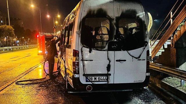 Giresun'da yanan yolcu minibüsünde zarar oluştu