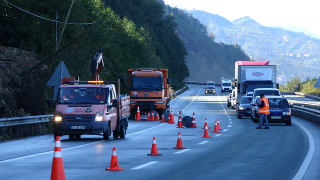 Karadeniz Sahil Yolu'nda heyelanın izleri siliniyor