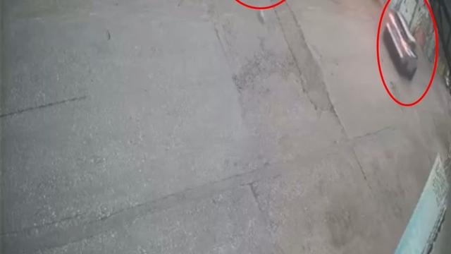 Yolda gördüğü husumetlisine cipiyle çarpıp kaçtı; o anlar kamerada