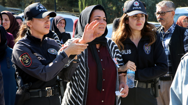 Polis eşini son yolculuğuna selam vererek uğurladı