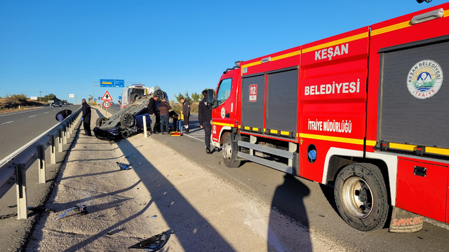 Kazaya bakmak için yavaşlayan sürücünün aracına çarpan otomobil, takla attı