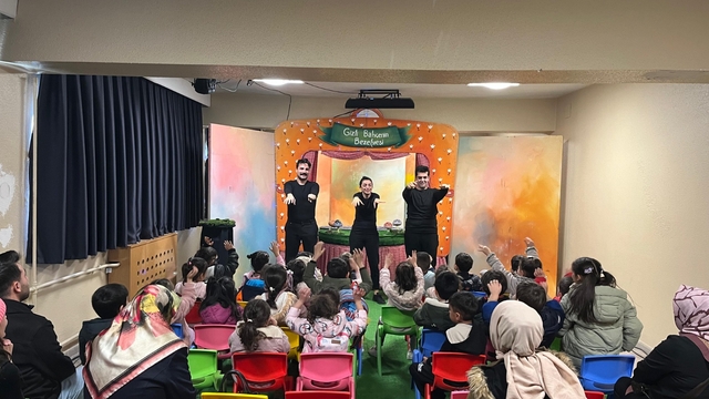 Ulaş Anaokulu öğrencileri tiyatro oyunu izledi