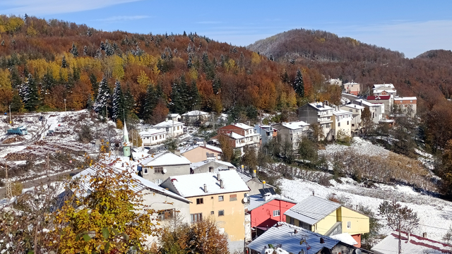 Kastamonu'da sonbaharın renklerine karın beyazı eklendi