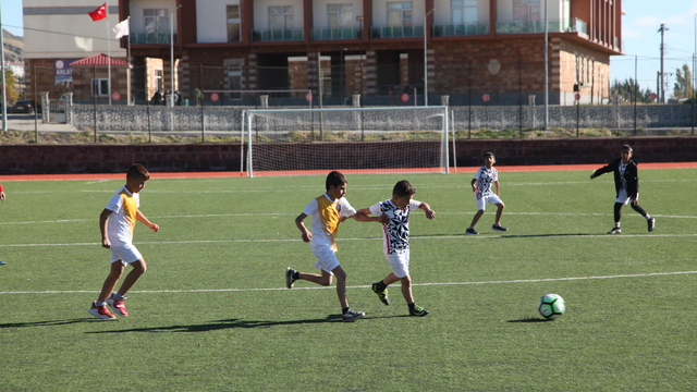Bitlis'te şehitlerin mezun olduğu ve adlarının yaşatıldığı okullar arası futbol turnuvası düzenlendi