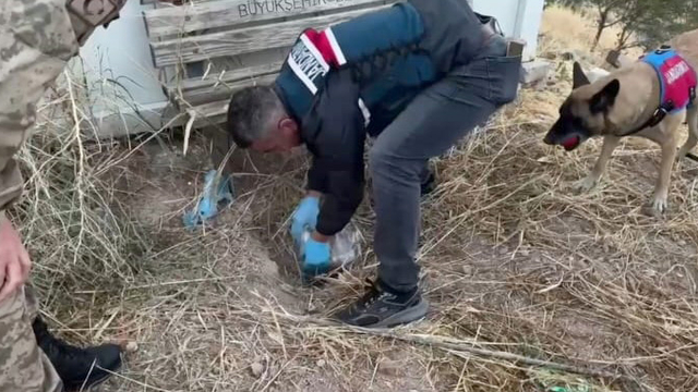 Gaziantep'te, toprağa gömülü 4 kilo uyuşturucu ele geçirildi