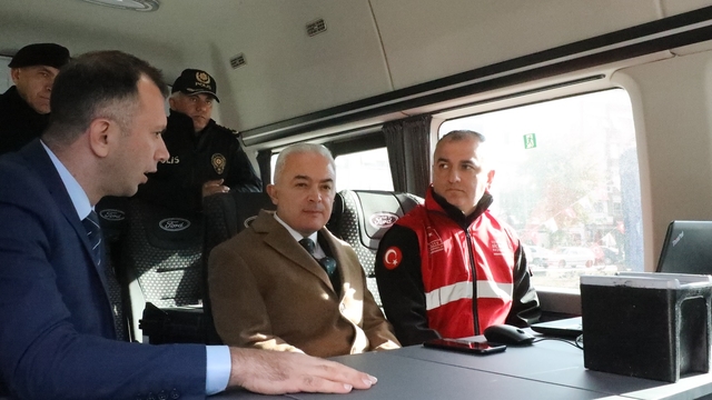 Kırklareli Valisi Turan, düzensiz göçmenlerin tespitini yapan Mobil Göç Noktası aracını inceledi