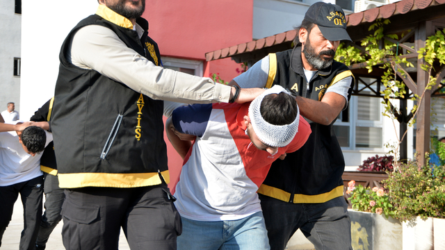 Kebapçıya silahlı saldırı şüphelileri, kaçtıkları motosiklet devrilince yakalandı