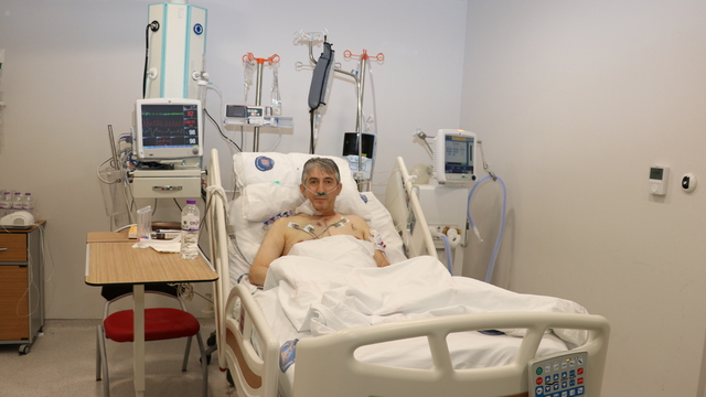 Kalp krizi sonrası şok cihazıyla hayata döndürülen hasta yeni kalbine kavuştu