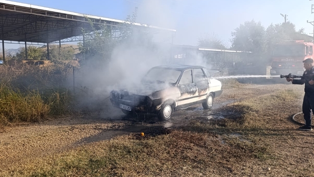 Adana'da park halindeki otomobil yandı