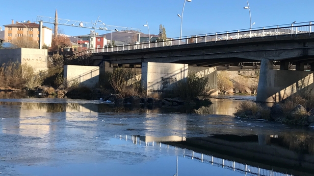Kura Nehri'nin yüzeyi buz tuttu