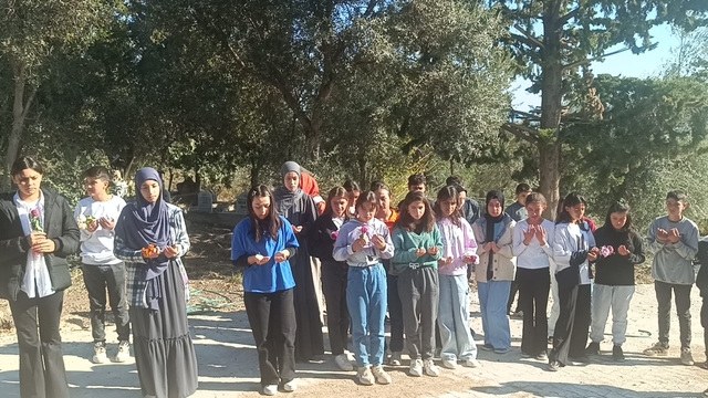 Adana'da öğrenciler, öğretmenlerinin kabrini ziyaret etti