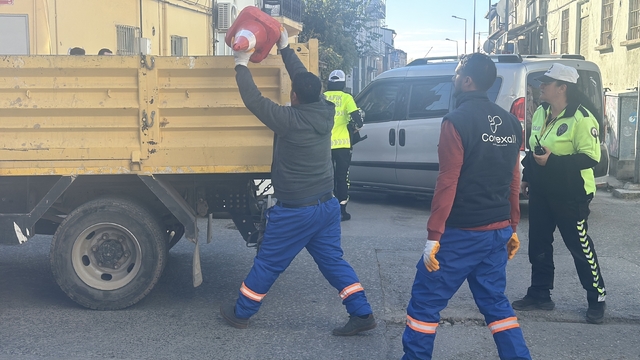 Esnafın "park rezervesi" amacıyla yola bıraktığı malzemeleri polis ve zabıta topladı