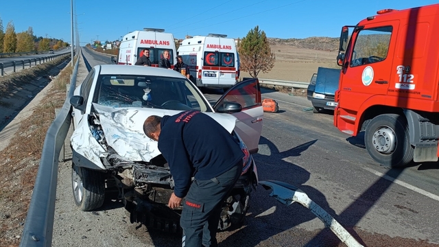 Çorum'da 2 otomobilin çarpıştığı kazada 3 kişi yaralandı