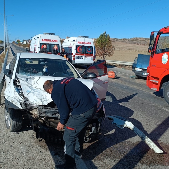 Çorum'da 2 otomobilin çarpıştığı kazada 3 kişi yaralandı