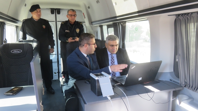 Merzifon Kaymakamı Karaaslan, Mobil Göç Noktası aracında incelemelerde bulundu