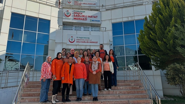 Amasya'da sağlık çalışanları lösemili çocuklar için turuncu kıyafet giydi