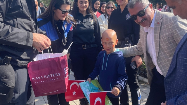 Hatay'da polisler lösemili çocukları ziyaret etti
