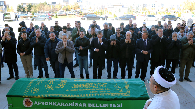 Ahmet Davutoğlu, Afyonkarahisar'da cenazeye katıldı