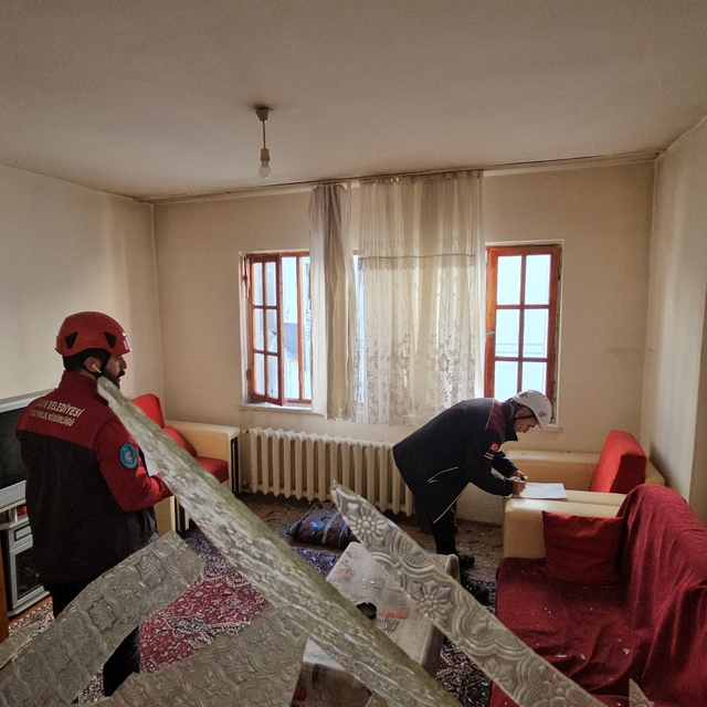 Çorum'daki patlamada hasara uğrayan binanın içi görüntülendi