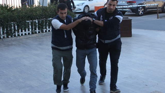 Antalya'da iş yerinden hırsızlık yapan 2 zanlıdan 1'i tutuklandı