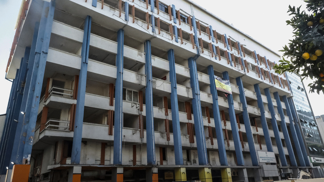 Mersin'in simge yapılarından Kırmızı-Lacivert İşhanı'nda yıkım hazırlıkları başladı
