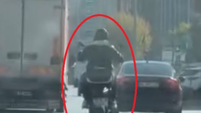 Trafikte motosikletiyle tehlikeli hareketler yapan sürücüye 7 bin TL ceza; o anlar kamerada