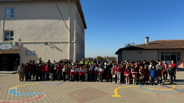Karacabey'de jandarma ve polis trafik ekiplerinden öğrencilere trafik semineri