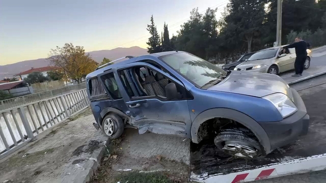 Sakarya'da otomobil ile hafif ticari araç çarpıştı, 5 kişi yaralandı