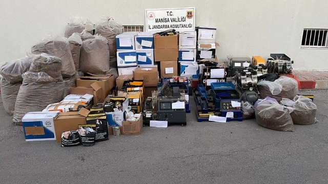 Manisa'da kaçak sigara üretimine suçüstü; 5 gözaltı