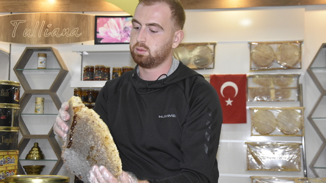 Bitlis'in ödüllü balının hasadına başlandı