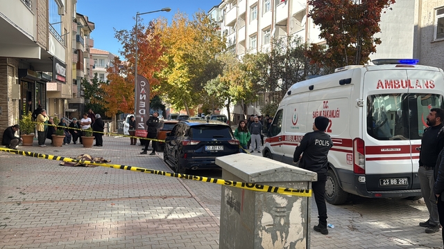 Elazığ'da balkondan düşen kişi hayatını kaybetti