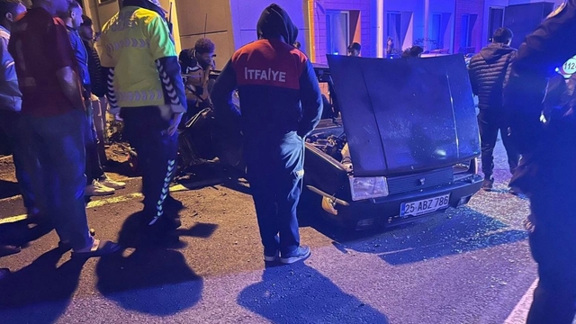 Otomobil aydınlatma direğine çarptı; 1 ölü, 4 yaralı
