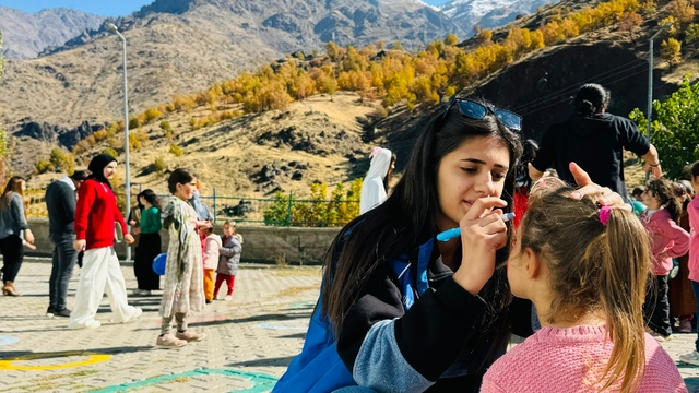 Hakkari'de gönüllüler, köylerdeki öğrencilere yönelik etkinliklerini sürdürüyor