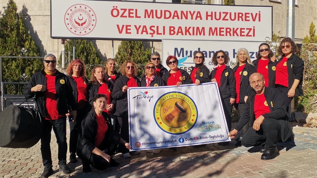 Düm KA Ritim Topluluğu, Mudanya Huzurevi sakinlerine eğlenceli gösteri sundu