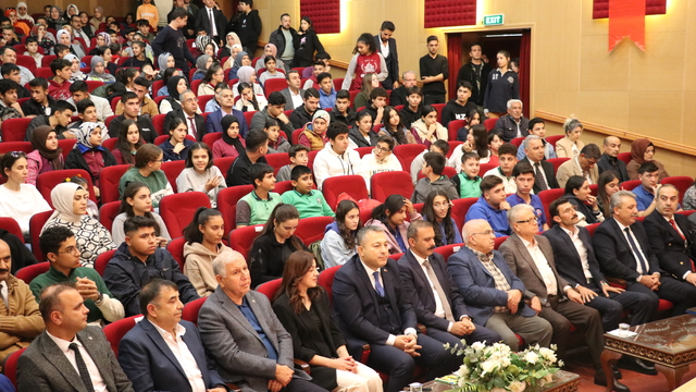 Kilis'te öğrencilere kaynak kitap dağıtıldı