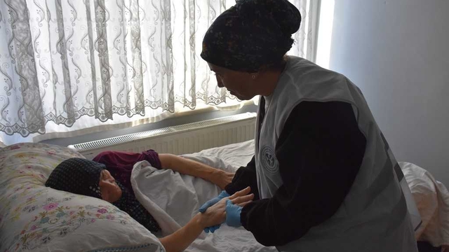 Kocasinan Belediyesi 102 yaşındaki Fatma nineye evde bakım hizmeti veriyor