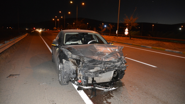 Sivas'ta iki otomobilin çarpıştığı kazada 6 kişi yaralandı