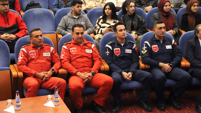 Türk Yıldızları ekibi, Pamukkale Üniversitesi öğrencileriyle buluştu