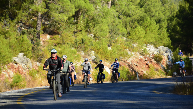 Bodrum'a kruvaziyerle gelen turistler, doğal güzelliklere pedal çevirerek ulaşıyor