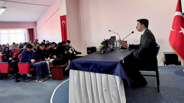 Pazaryeri Kaymakamı Kahraman'dan üniversiteli gençlere "kariyer planlama" semineri
