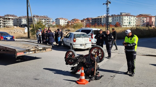 Beyşehir'de otomobile çarpan motosikletin sürücüsü yaralandı