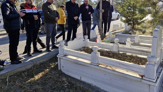 Van depreminde hayatını kaybeden DHA muhabiri Sebahattin Yılmaz, kabri başında anıldı