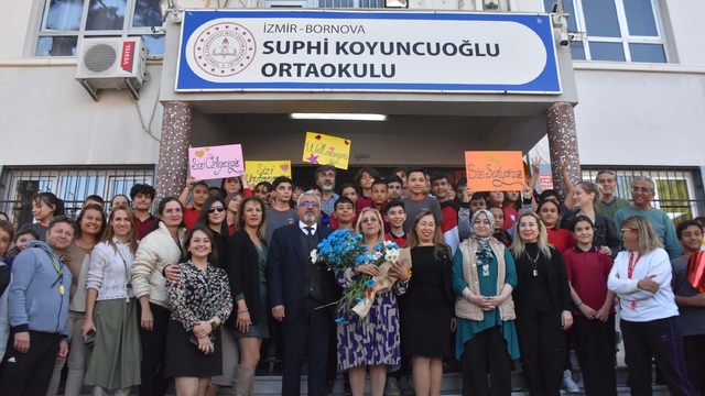Mezun olduğu okuldan alkışlarla emekliye ayrıldı