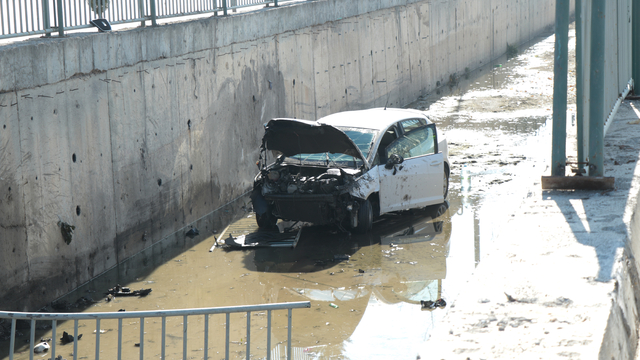 Kayseri'de nöbetten çıkan hemşire, otomobilinin kanala düşmesi sonucu yaralandı