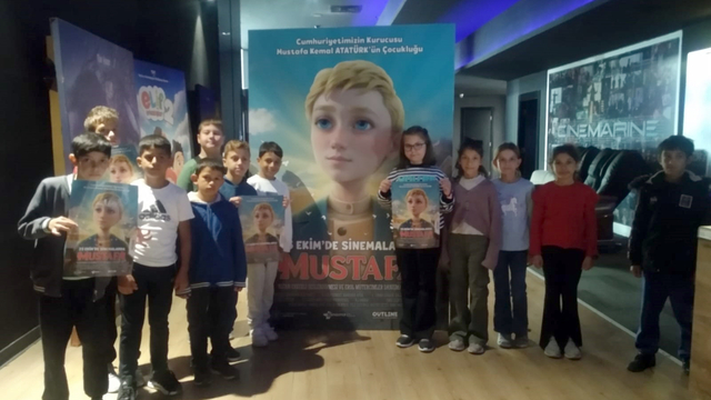 Sınıf başkanlığını kazanan Ömer, arkadaşlarını 'Mustafa' filmine götürdü