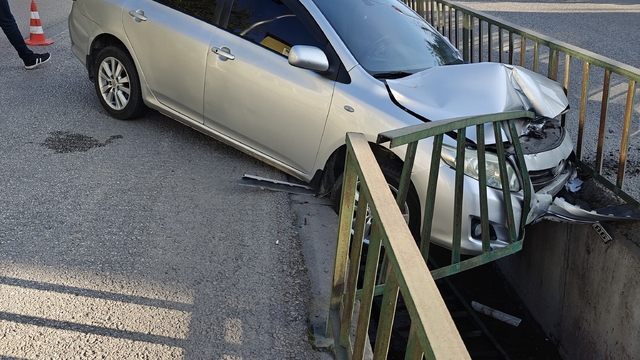Karabük'te demir korkuluklara çarpan otomobilin sürücüsü yaralandı