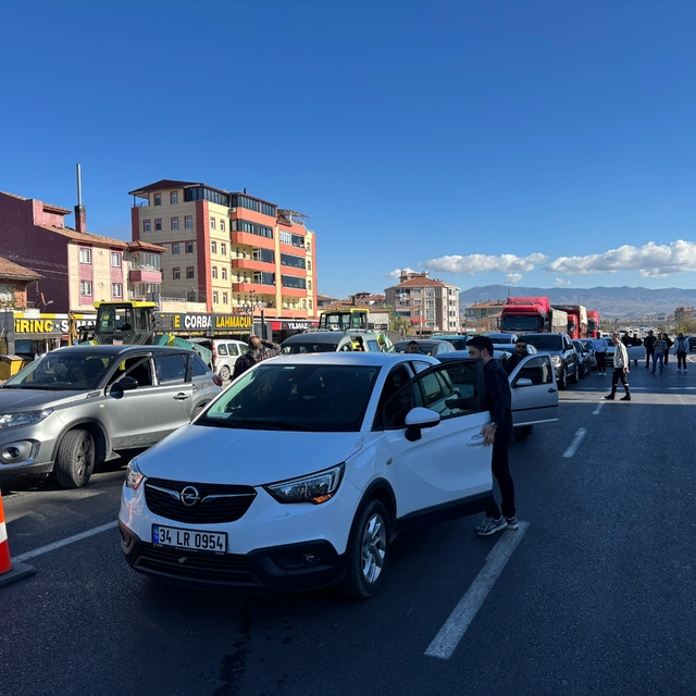 Çorum'da kavşağın kapatılmasına tepki gösteren vatandaşlar kara yolunu ulaş...