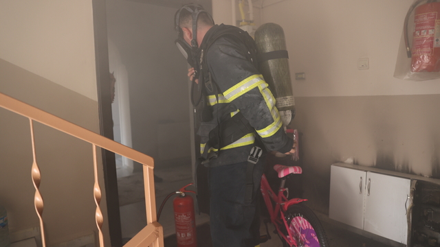 Kırklareli'nde apartmanın çatısında çıkan yangın söndürüldü