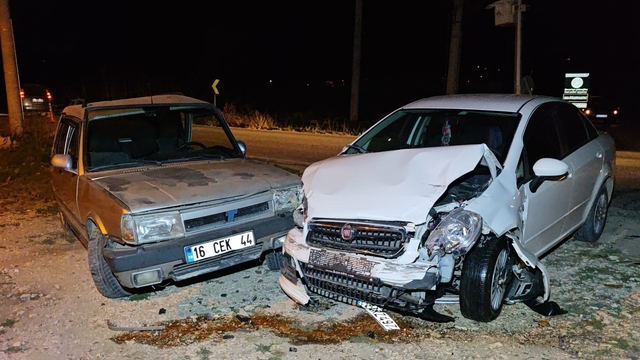 Bursa'da 2 otomobilin çarpıştığı kazada 6 kişi yaralandı