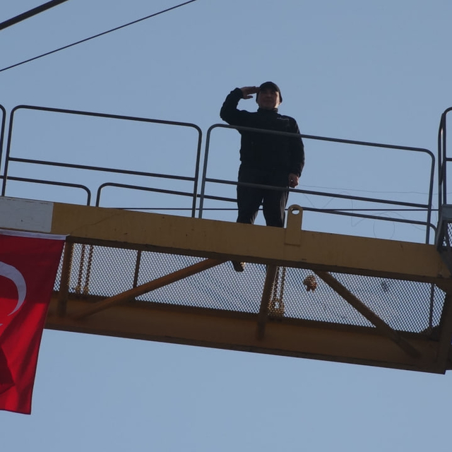 80 metrelik kule vinçte saygı duruşu
